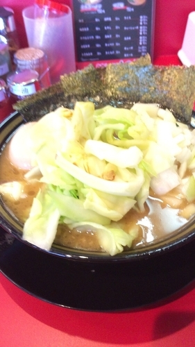 「ラーメン（うす味）＋キャベツ＋玉ねぎ」@家系ラーメン たつ家の写真