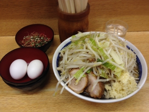 「大ラーメン（ニンニクマシ、アブラマシ）＋なまたまご2個＋EAT」@ラーメン二郎 環七新新代田店の写真