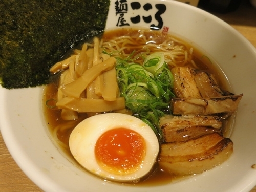 「醤油ラーメン 730円 ＋ 味玉半分 （無料券利用）」@麺屋こころ 御茶ノ水店の写真