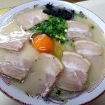 「チャーシューラーメン（５５０円 ）＋生卵」@まるぞのラーメンの写真