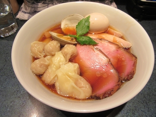 「特製醤油らーめん＋ワンタン（９５０＋１５０＝１１００円）」@とものもとの写真