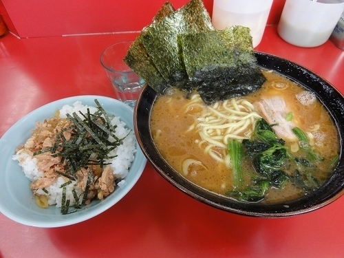 「中盛ラーメン760円硬め　ライス150円」@ラーメン杉田家の写真