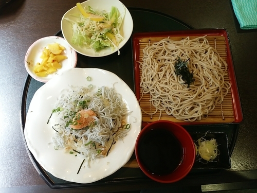 「【サーモンしらす丼＆ざる蕎麦699円(税別)】→500円」@ゆとり庵の写真