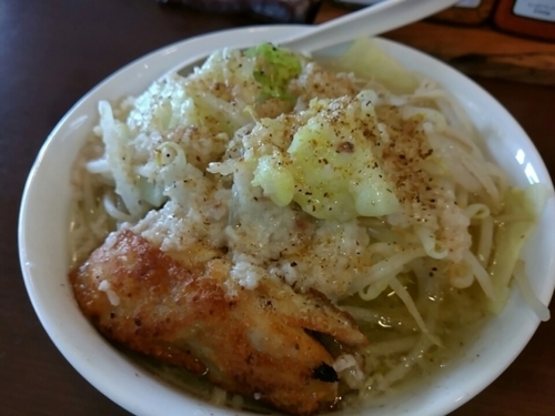 「とり朗（ふつう、魚粉、脂、ニンニク少し）700円」@自家製麺 鶏八朗の写真