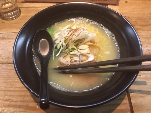 「白醤油らーめん」@らぁめん白の写真