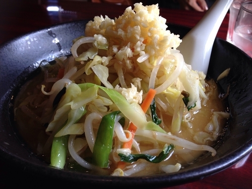 「野菜たっぷりニンニクラーメン チャーシュー別皿」@麺飯店 マラマラの写真