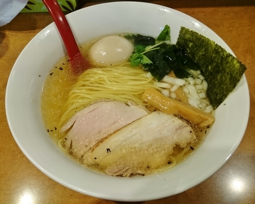 「アゴ出汁塩ラーメン（毎月末月曜限定）800円＋味玉100円」@麺屋 紅の写真