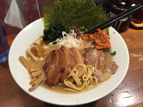 「全部乗せラーメン 角煮」@横浜家 西口店の写真