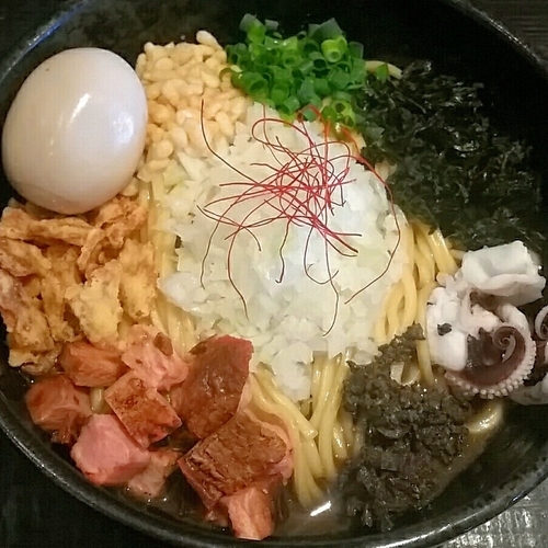 「【本日限定】濃厚イカまぜそば（イカスープ付き）７５０円＋味玉」@まぜそば 一心不乱の写真