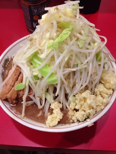 「ラーメン（ヤサイ、ニンニク）＋豚」@ラーメン英二の写真