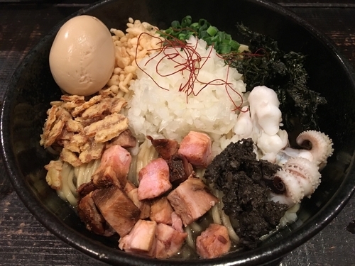 「【伊東店長限定】濃厚イカまぜそば750円、追い飯50円」@まぜそば 一心不乱の写真