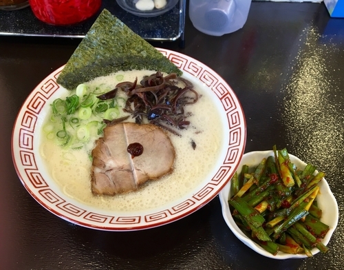 「ラーメン+辛ニラボンバー」@博多ラーメン 替玉食堂 中央店の写真