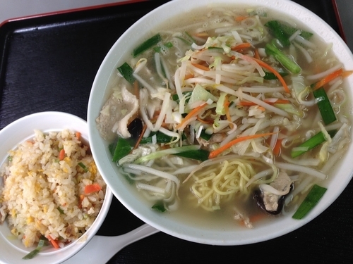 「タン麺+半チャーハン」@中華料理 チャイナドールの写真