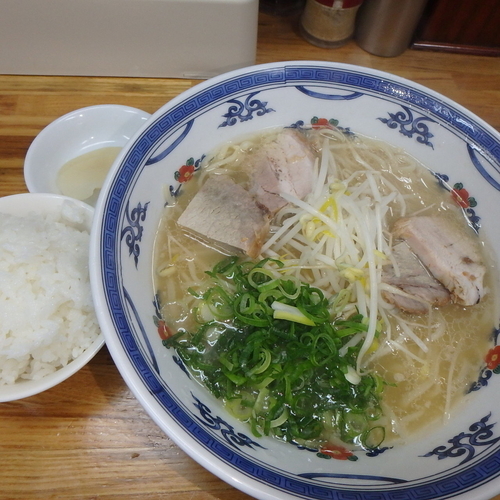 「中ラーメン(650円)、ライス小(130円)」@マルチョンラーメン 志布志本店の写真