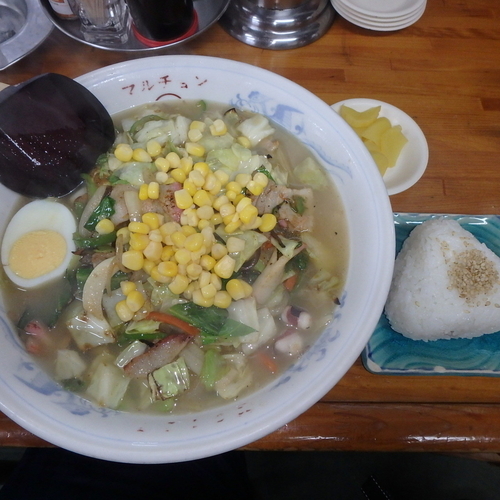 「野菜ラーメン(750円)、おにぎり(昆布)(100円)」@マルチョンラーメンの写真