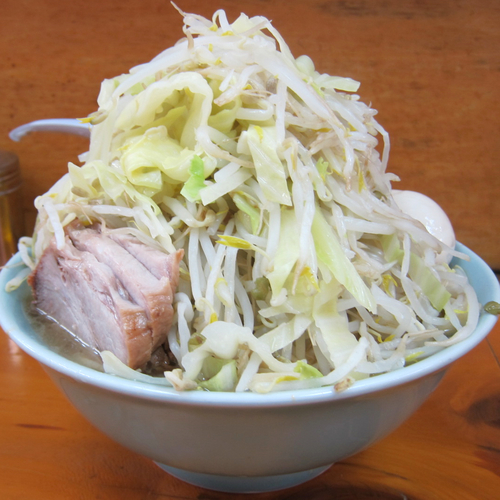 「ブタ入り 800円（麺ヤワメ・ヤサイマシマシ）+ 味玉」@ラーメン二郎 新橋店の写真