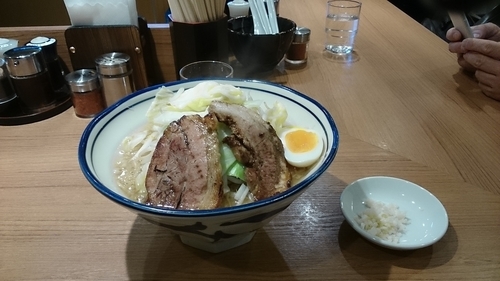 「醤油とんこつ大盛(そのまま)￥８９０」@らーめん勇の写真