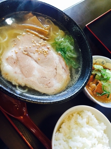 「ラーメンモツ煮定食500円＋水餃子250円」@串郎 豊四季店の写真