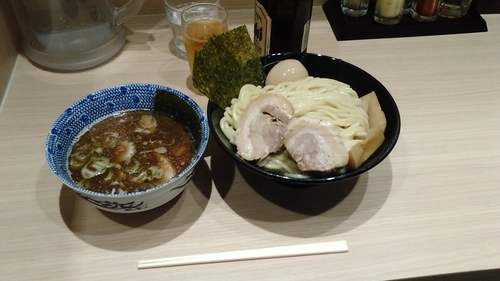 「特製つけめん+瓶ビール」@頑者製麺所 エキア成増店の写真
