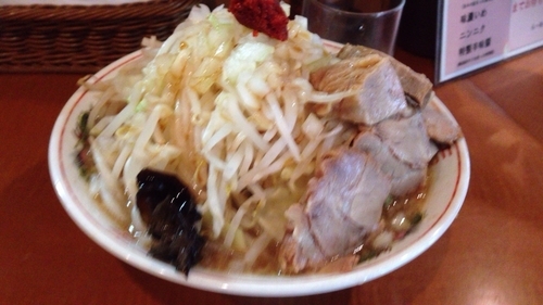 「らーめん チャーシュー ヤサイ 玉ねぎ 旨み脂 辛味噌」@らーめん ぽっぽっ屋 水道橋店の写真