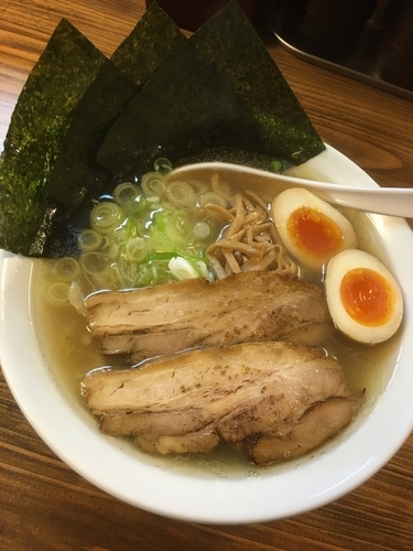 「特製塩950円、油そば（生卵付き）750円」@くじら食堂の写真