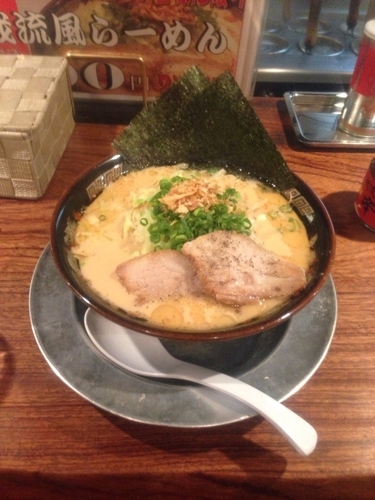 「特製ラーメン (中盛) 810円」@かごしまら～めん我流風 天文館本店の写真