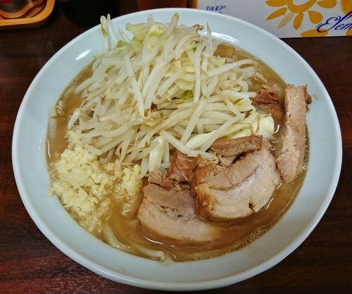 「ラーメン（野菜少なめ・ニンニク） 700円」@ラーメン 栄の写真