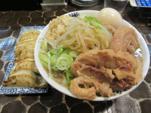 「限定　豚そば（８５０円）＋味玉＋餃子」@特級鶏蕎麦 龍介の写真