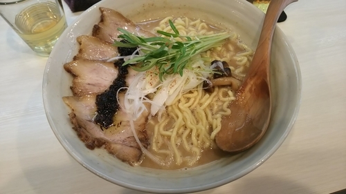 「松阪豚らーめん(大盛り)」@鶏と魚介らぁ麺 komugiの写真