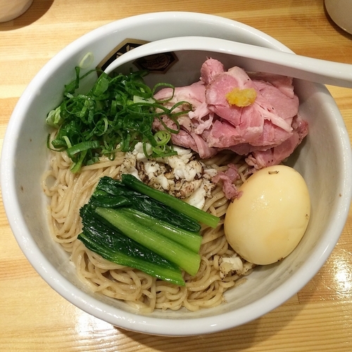 「鯛油そば（スープ付き）￥７００＋鯛だしsmoke味玉￥１００」@真鯛らーめん 麺魚の写真