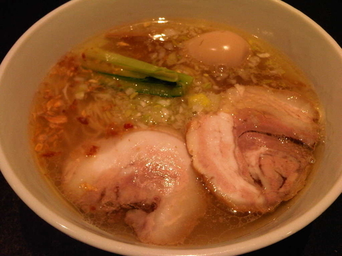 「塩らぁ麺(1000円)+味付たまご(150円)」@支那そばや 新横浜ラーメン博物館店の写真