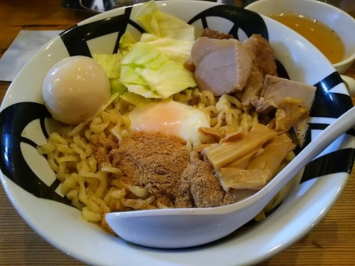 「まぜまぜ汁なし麺　（大盛：無料）　＋味玉：サービス券」@凌駕IDEAの写真