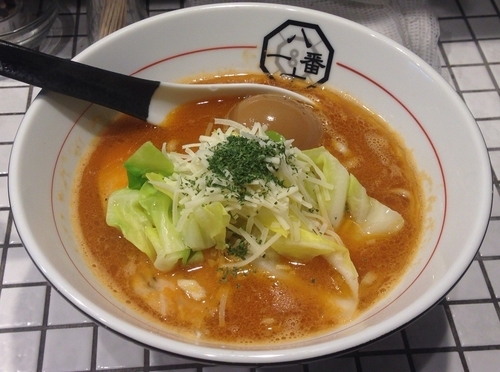 「ハマチのトマトラーメン(限定)＋バルサミコ味玉」@81番の写真