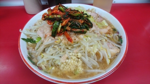 「らーめん(麺硬め・ニンニク少なめ・アブラ)＋キムチ」@ラーメン二郎 湘南藤沢店の写真