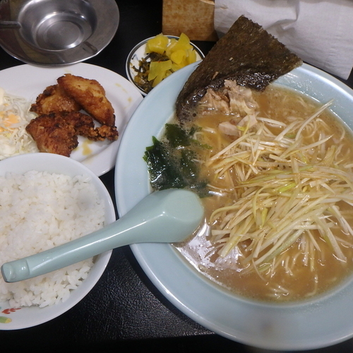 「ネギラーメン(700→550円)、唐揚げセット(+350円)」@ラーメンショップ椿 大野店の写真