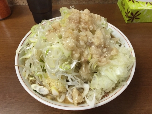 「ラーメン(ニンニク少な目、アブラ、ネギ、タマネギ)」@らーめん おうか 松戸松飛台店の写真