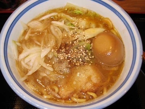 「ラーメン（普通）＋チャーシュー2枚・味玉他　690円」@元祖 東京家系ラーメン 横横家 東京店の写真