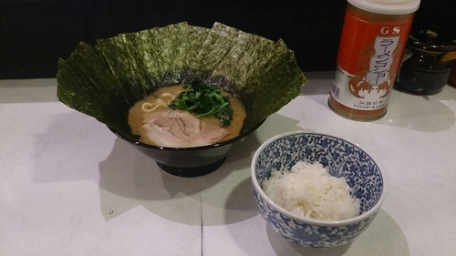 「ラーメン並盛、海苔増し、ライス」@横浜家系ラーメン 虎家の写真