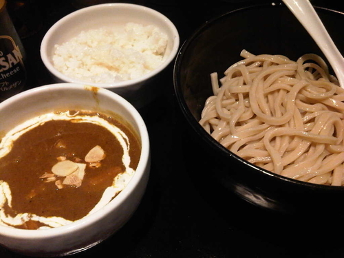 「スパイシーカレー汁のつけうどん(800円)+ライス(無料)」@肉汁やうどんの写真