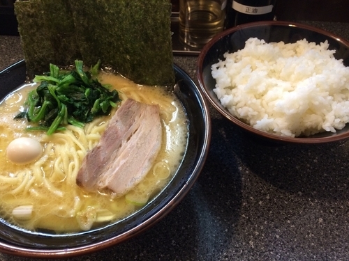 「濃厚豚骨醤油ラーメン」@横浜家系ラーメン 鶴見家の写真