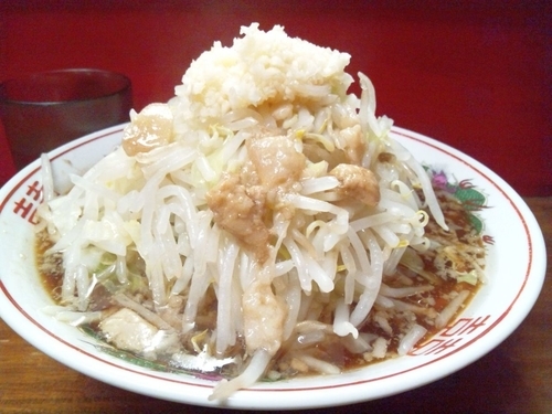 「ラーメン　麺少なめ、やさい、脂、にんにく」@ザ・ラーメンスモールアックスの写真