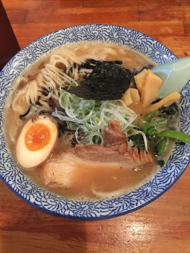 「ラーメン（こってり、にんにく油）➕大盛➕麺固め」@麺屋青山 臼井店の写真