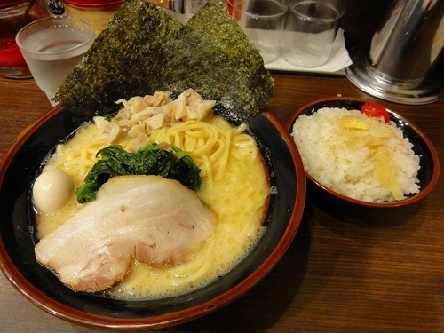 「豚骨塩ラーメン700円/Twitterクーポン刻みチャー」@横浜家系ラーメン 一刀家 秋葉原店の写真