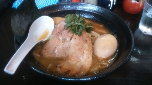 「鶏濃麺醤油750円+ 味玉100円」@濃麺 海月の写真