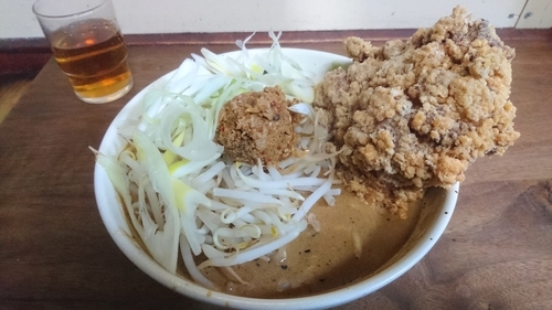 「焦がし味噌麺＋ねぎ＋特大唐揚げ(５周年サービス)」@丹行味素 北新横浜本店の写真