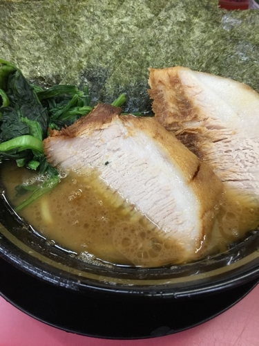 「ラーメン（油多め）+のり+豚トロチャーシュー2枚」@王道家の写真
