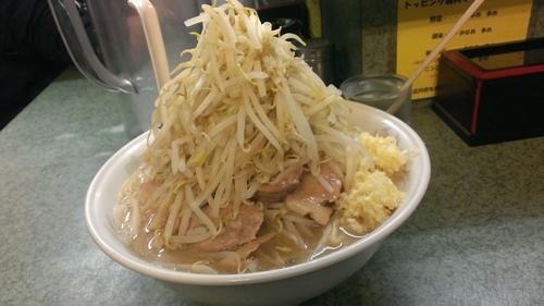 「大ラーメン 【ﾆﾝﾆｸﾏｼﾏｼﾔｻｲﾏｼﾏｼ】」@ラーメン二郎 新宿小滝橋通り店の写真