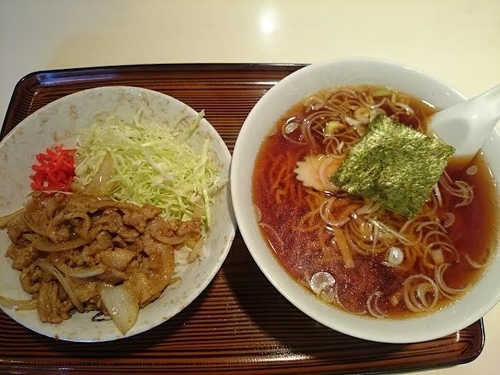 「焼肉丼(豚肉)小+ラーメン ¥700」@市の屋飯店の写真