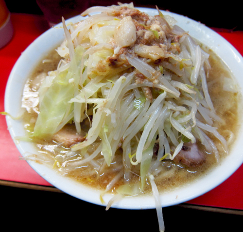 「Jr.の夜ぶたダブルラーメン 800円（麺カタメ・ヤサイ」@ラーメン二郎 三田本店の写真