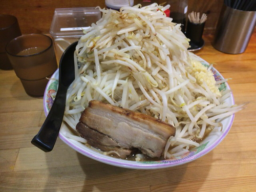 「J-LOW麺中盛り(300g)＋ヤサイニンニク」@J郎麺の写真